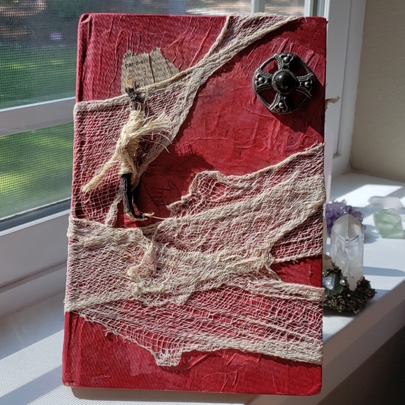 Witchy haunted book prop - Picture 5 of 7